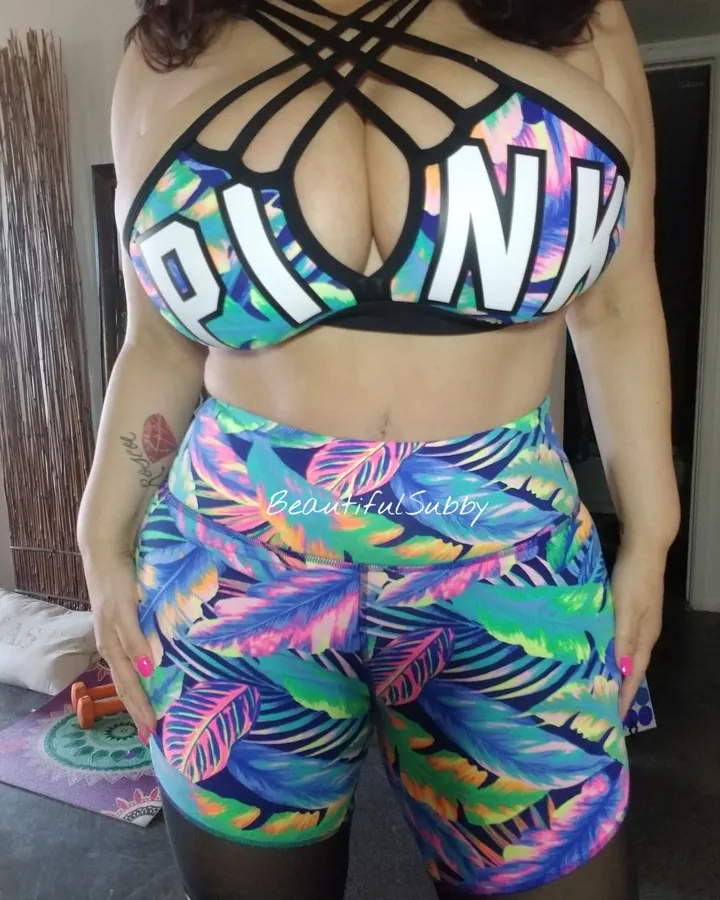 Femme latino aux cheveux foncés, peau blanche, regard direct, pose frontale avec haut noir